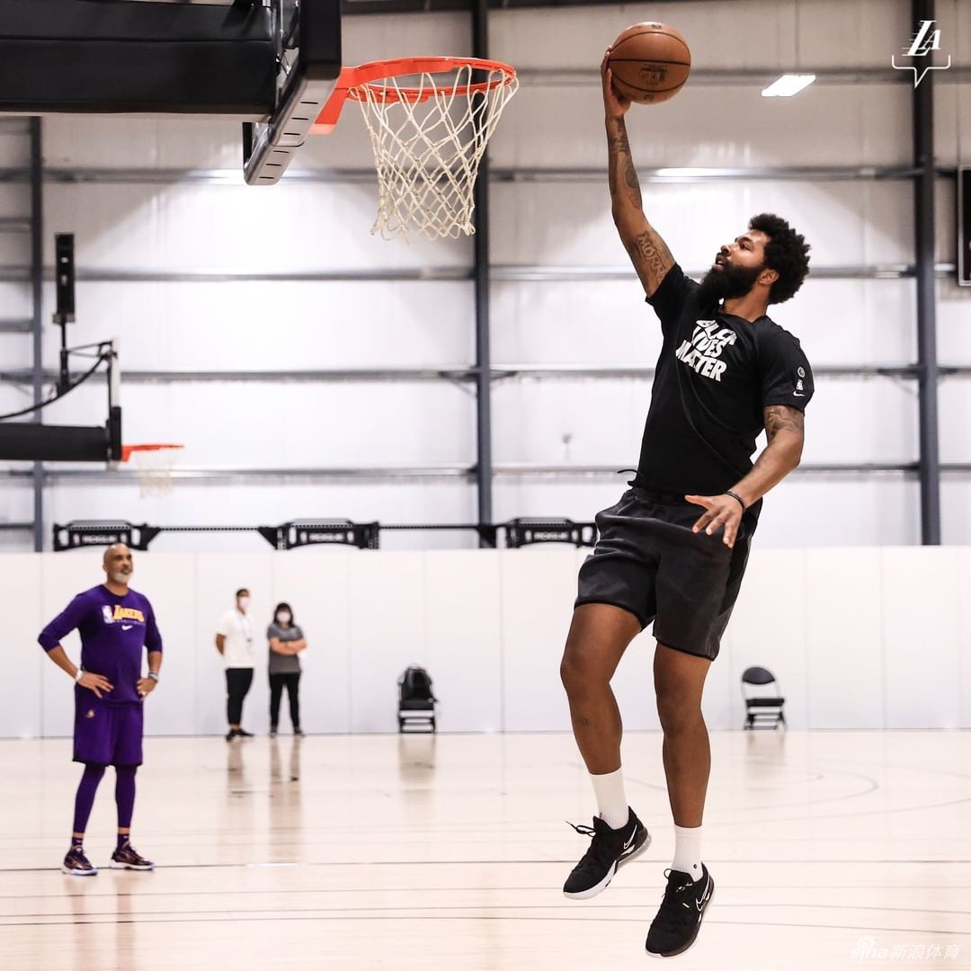 詹姆斯浓眉引领湖人队内训练 他们还在等待西决对手