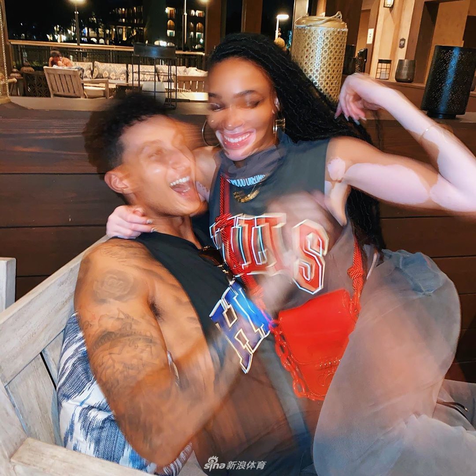 库兹马秀与女友约会照 湖人老板评论信息量大