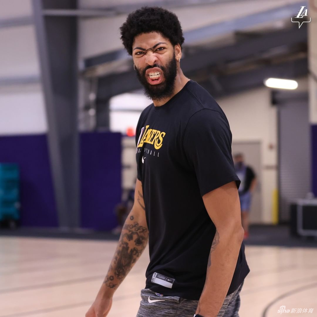 湖人训练备战西部决赛 詹姆斯光膀子练球笑看风云