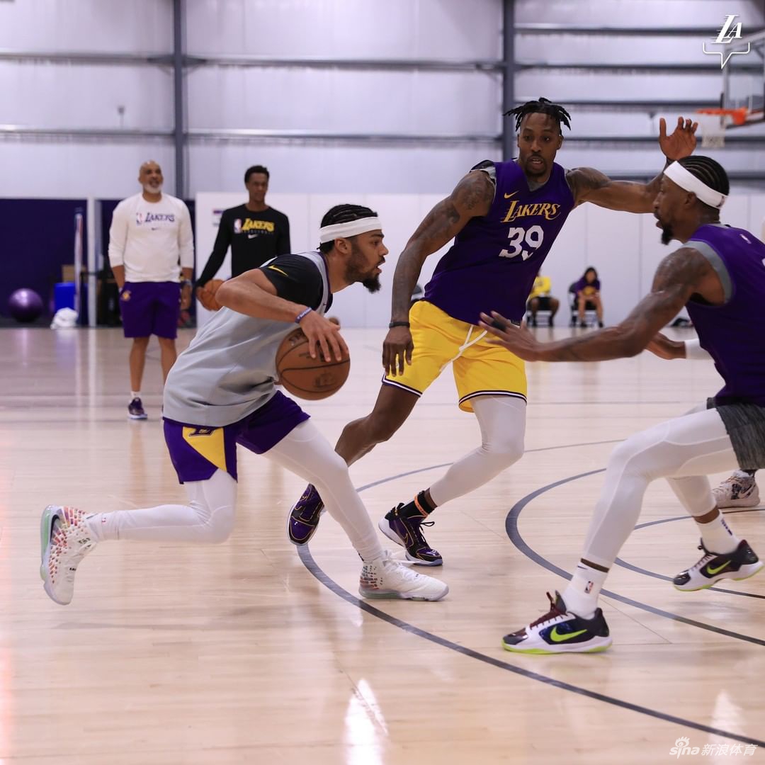 湖人训练备战西部决赛 詹姆斯光膀子练球笑看风云