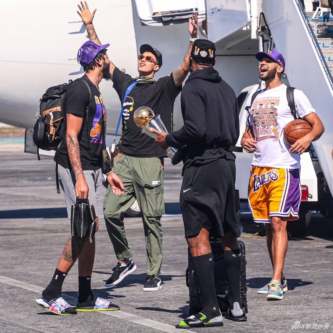 詹姆斯引领湖人众将凯旋 洛杉矶！你的冠军回来了！