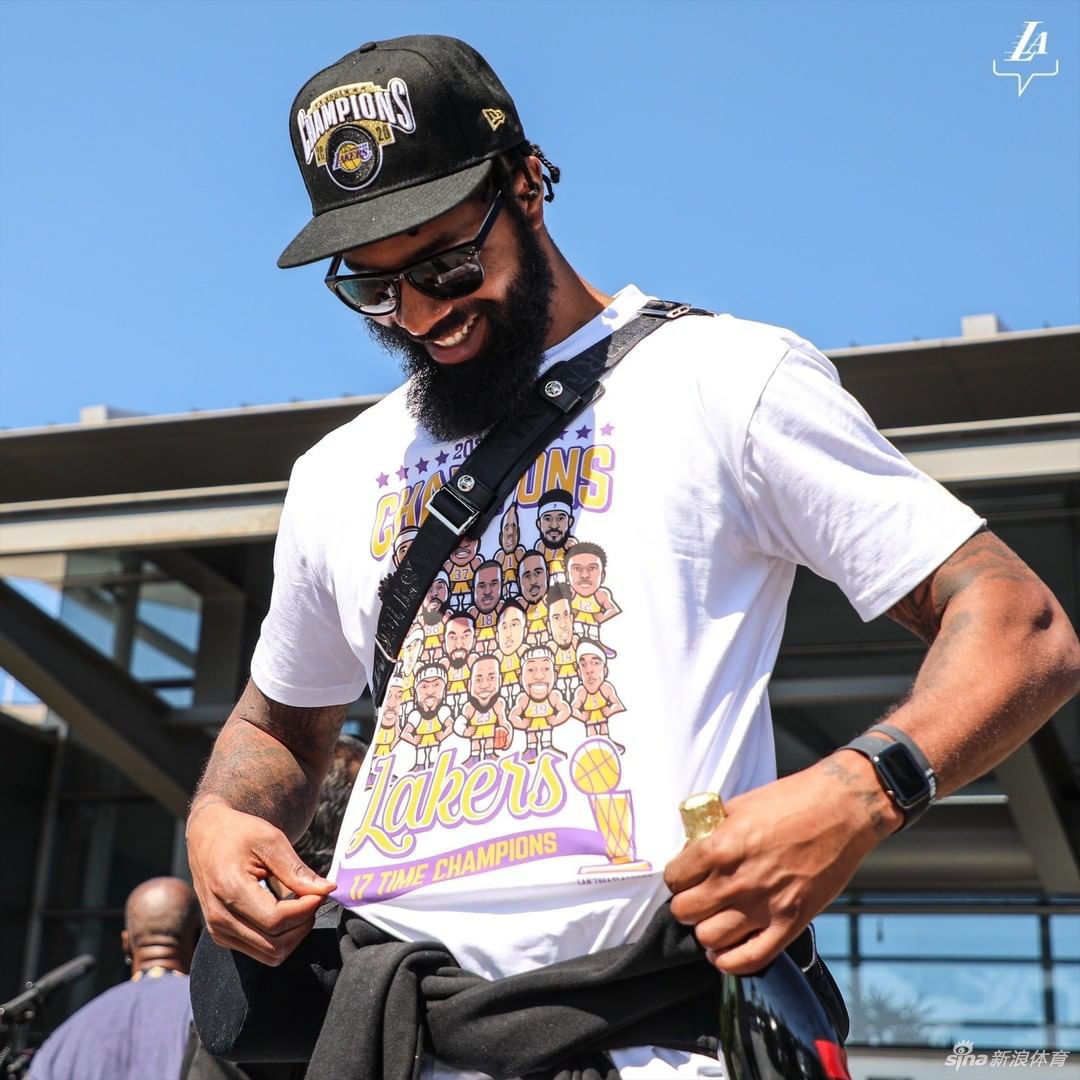詹姆斯引领湖人众将凯旋 洛杉矶！你的冠军回来了！