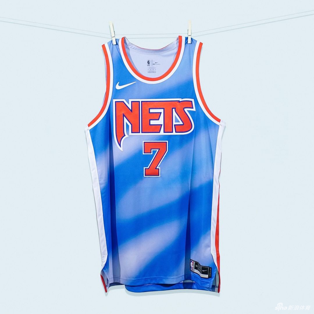 篮网队发布新赛季复古球衣 欧文出镜展示新款球衣