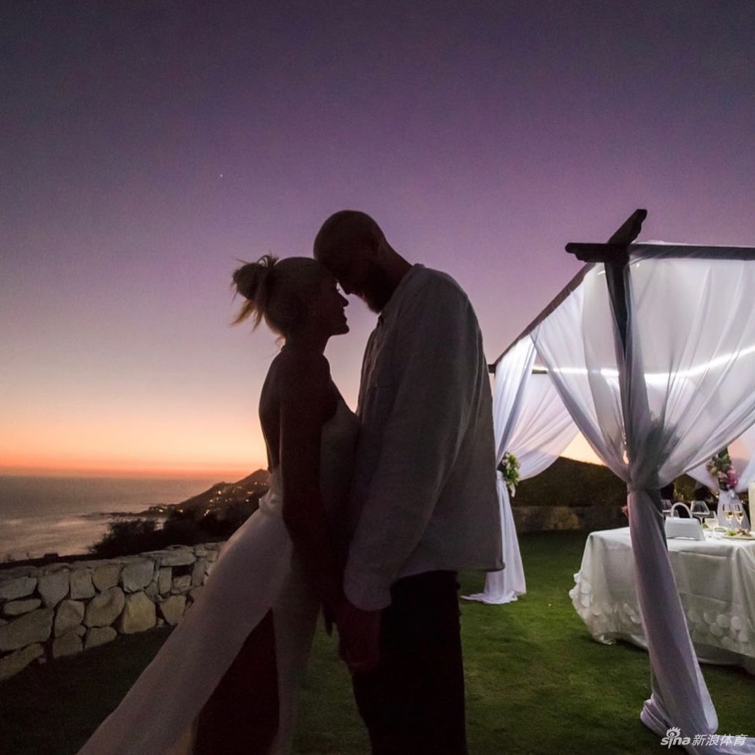 情场浪子不再浪！NBA高富帅帕森斯向网红女友求婚成功