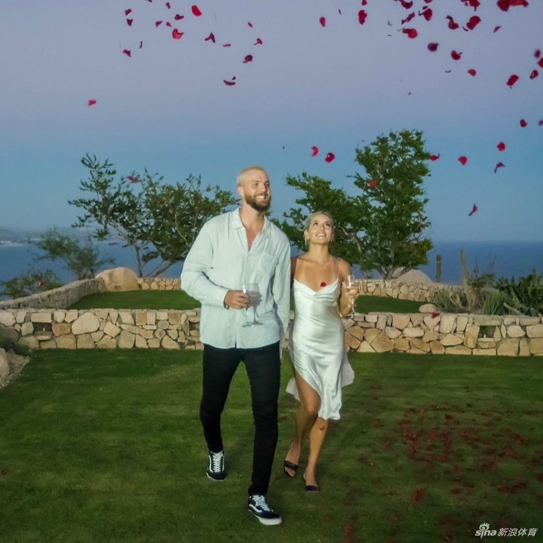 情场浪子不再浪！NBA高富帅帕森斯向网红女友求婚成功
