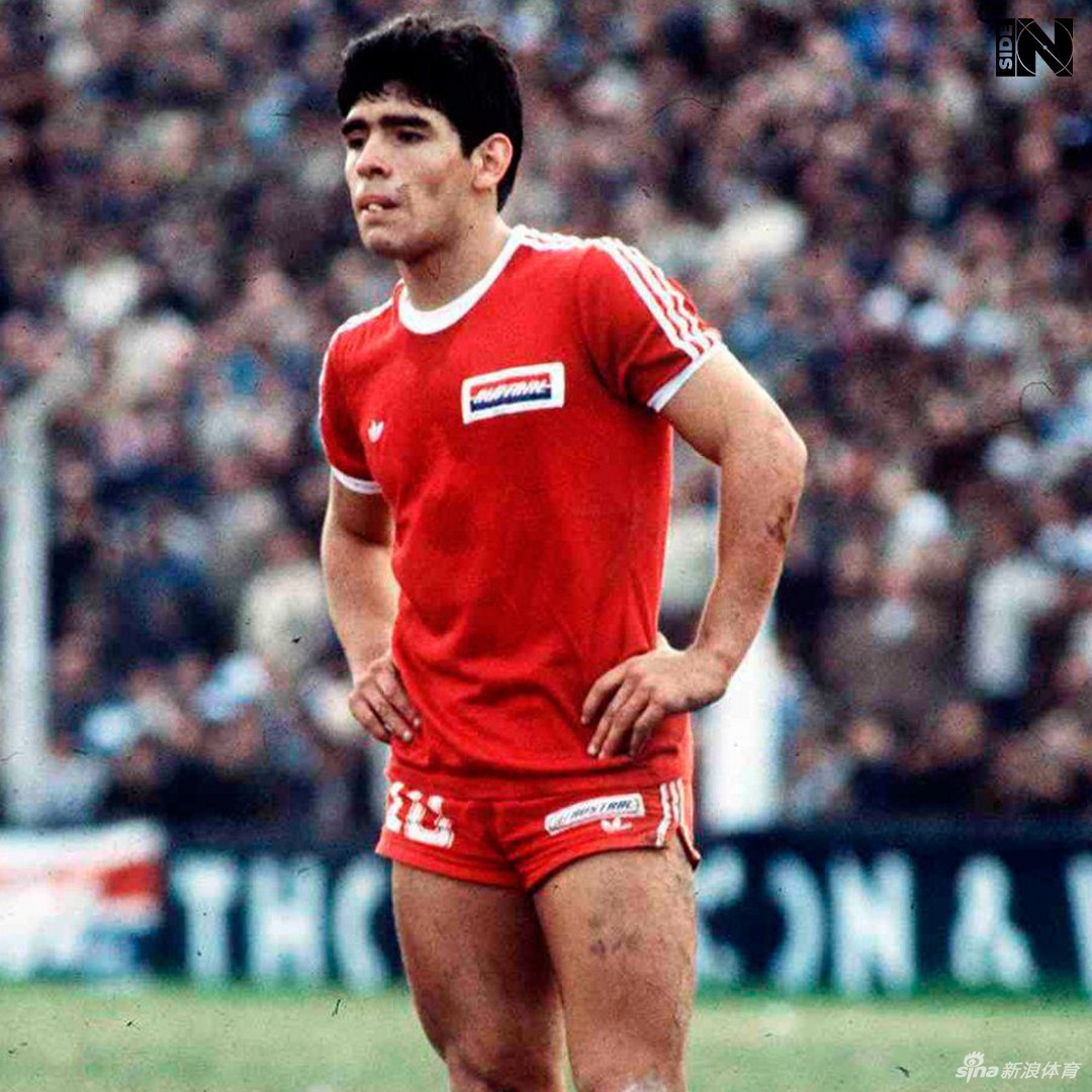 马拉多纳经典老照片:上帝之手 世界杯惊为天人