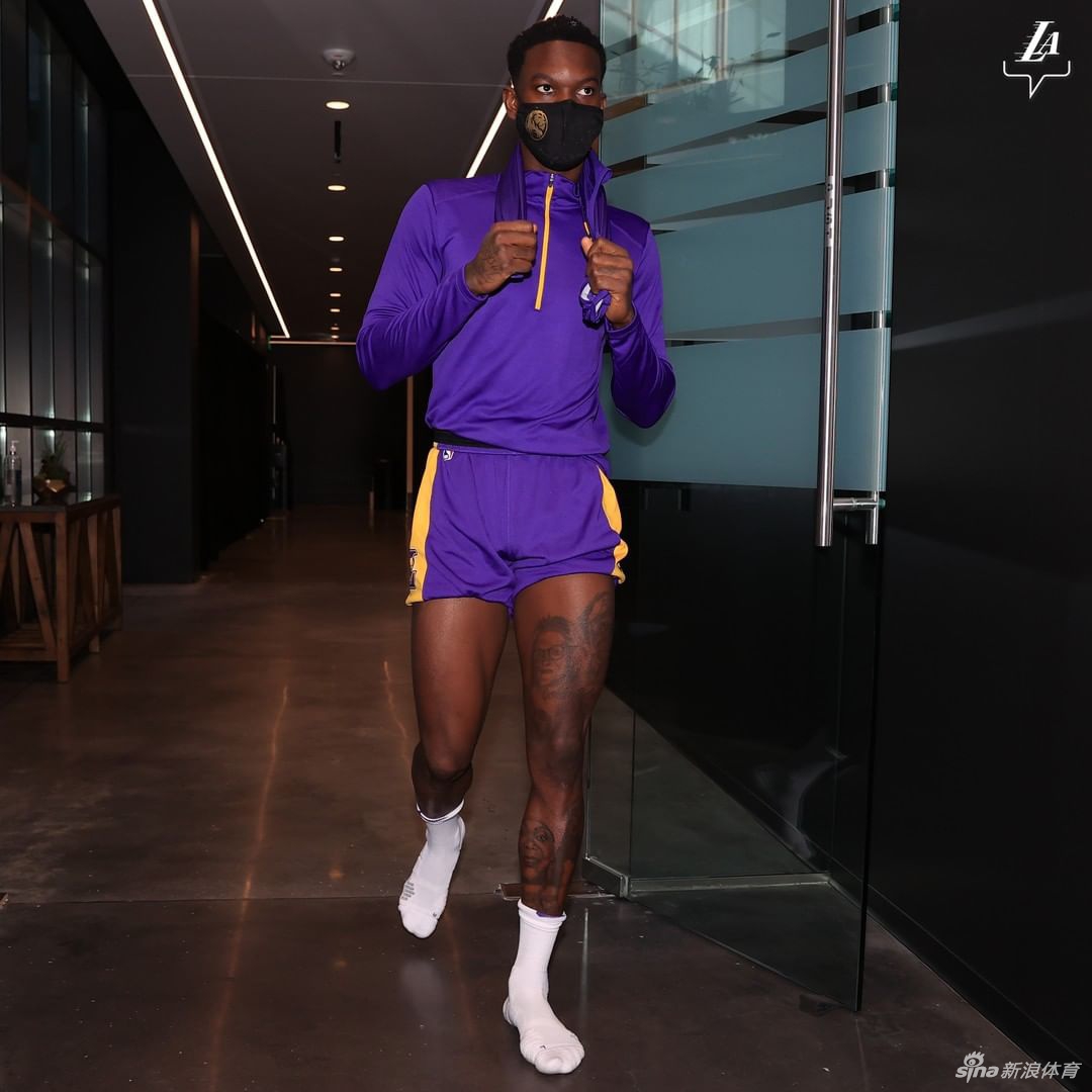 湖人进行全队合练 詹姆斯引领新援集体亮相