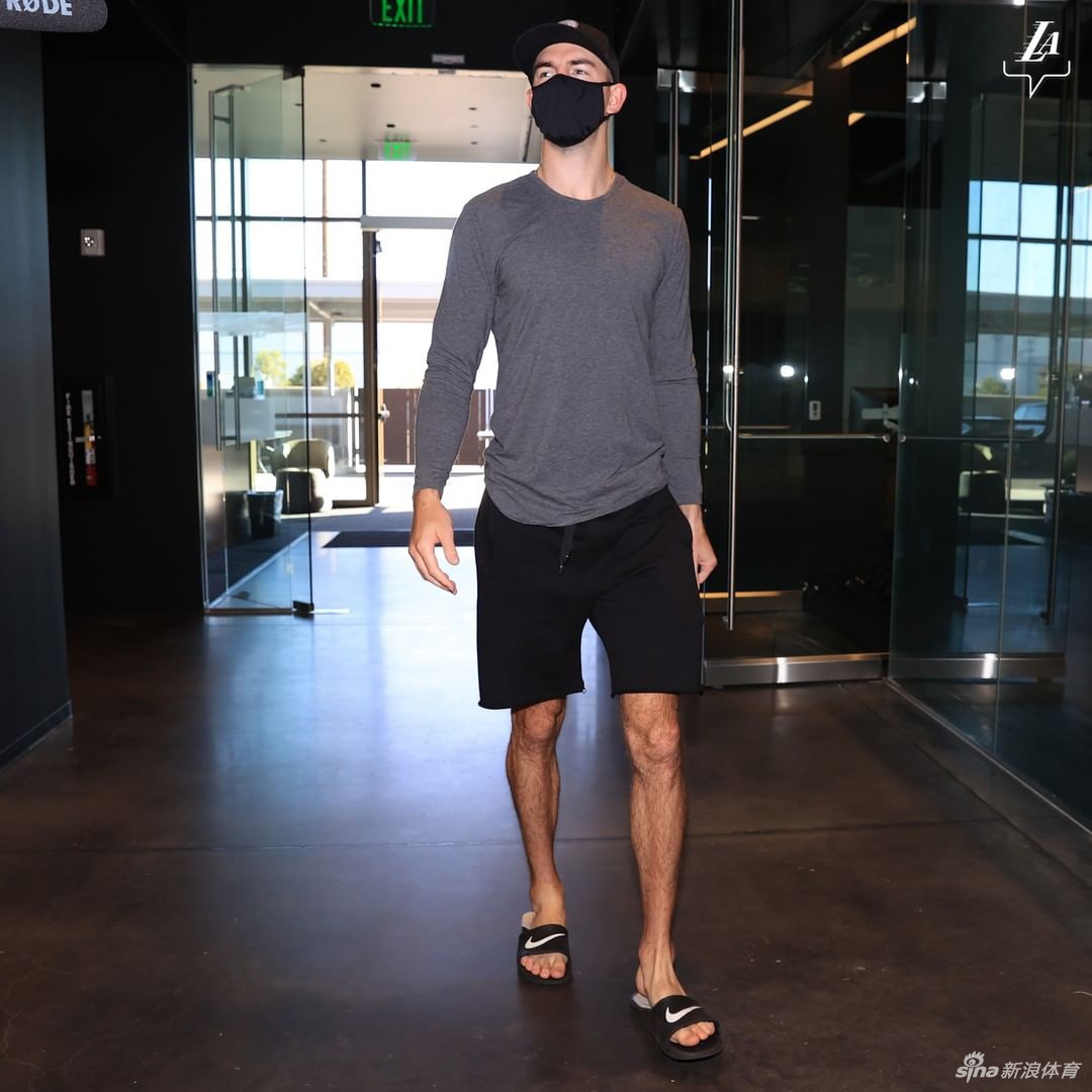 湖人进行全队合练 詹姆斯引领新援集体亮相