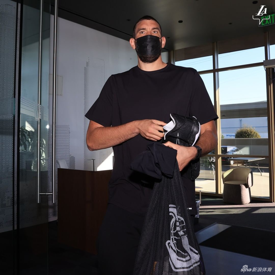 湖人进行全队合练 詹姆斯引领新援集体亮相