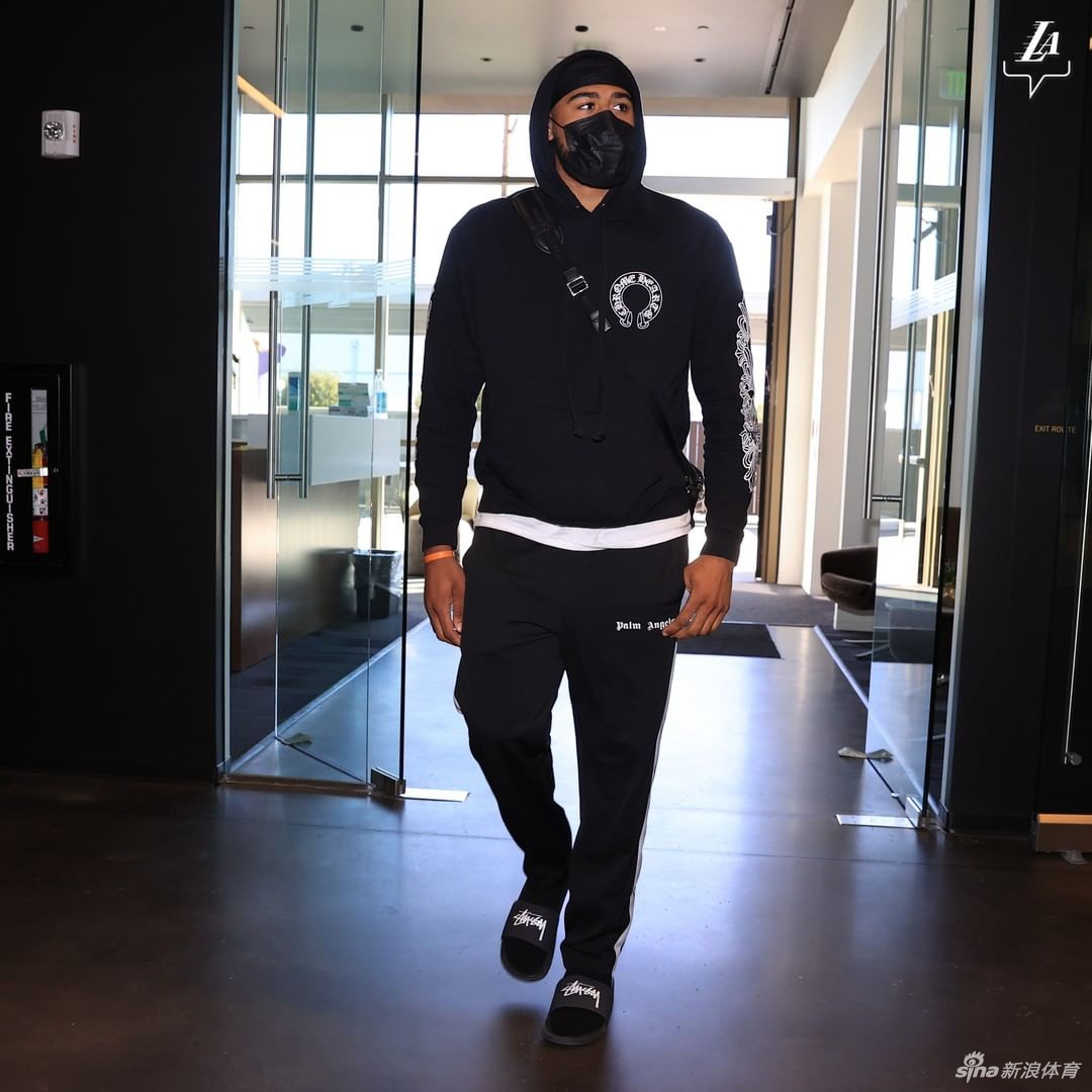 湖人进行全队合练 詹姆斯引领新援集体亮相