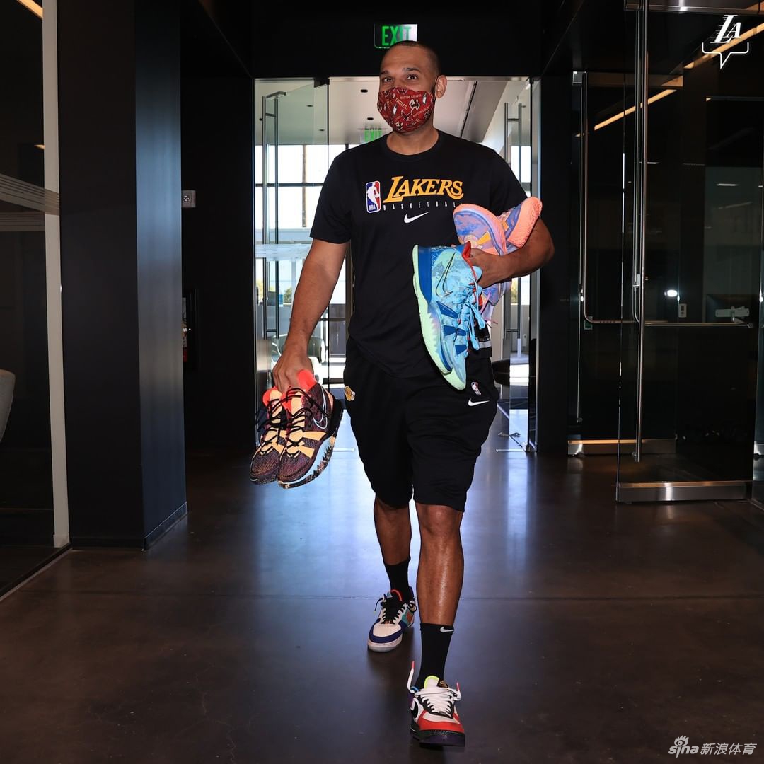 湖人进行全队合练 詹姆斯引领新援集体亮相