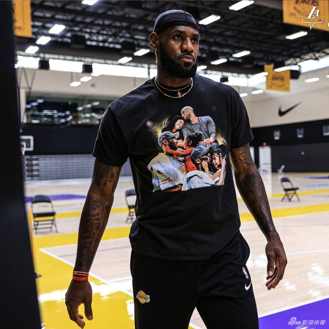 湖人进行全队合练 詹姆斯引领新援集体亮相