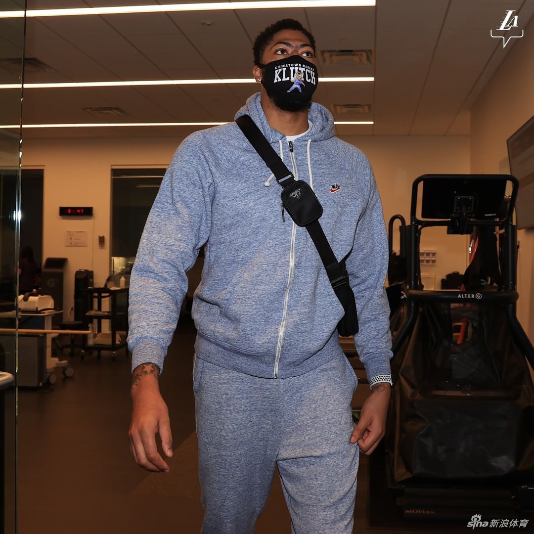 湖人进行全队合练 詹姆斯引领新援集体亮相