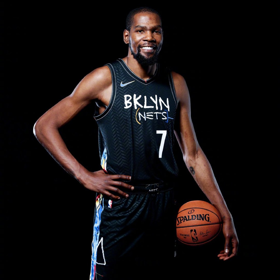 杜兰特穿篮网城市版球衣拍摄定装照