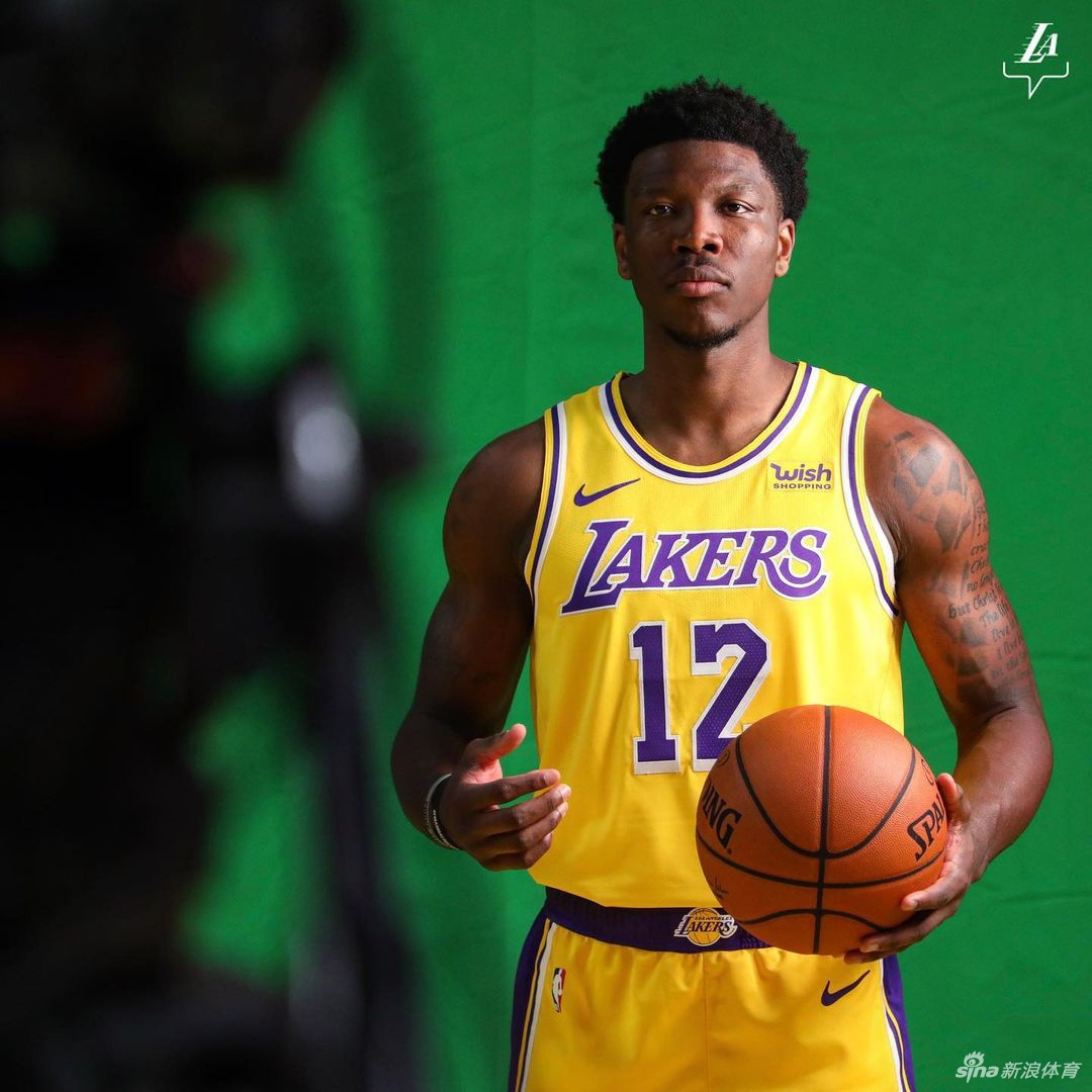 湖人队拍摄新赛季写真花絮 詹姆斯引领卫冕冠军