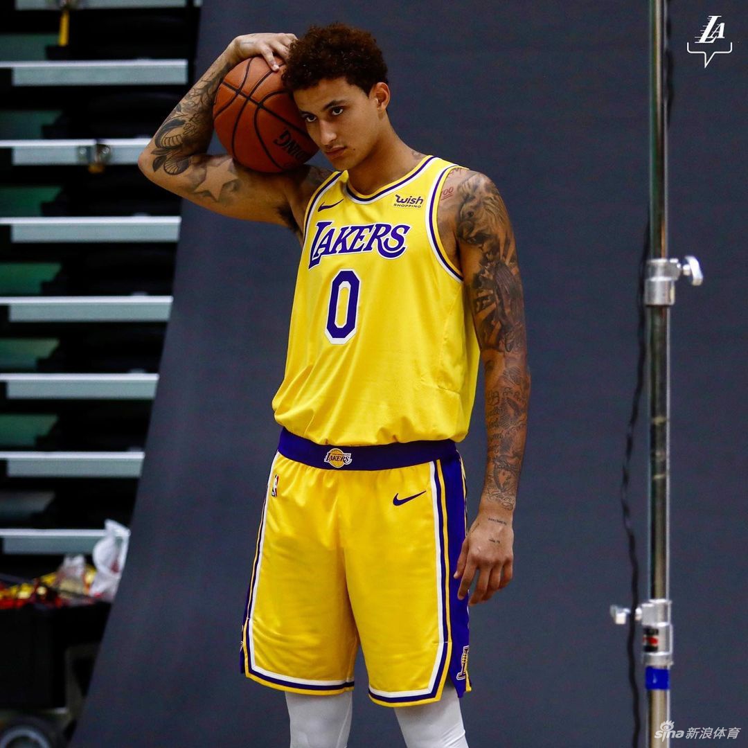 湖人队拍摄新赛季写真花絮 詹姆斯引领卫冕冠军