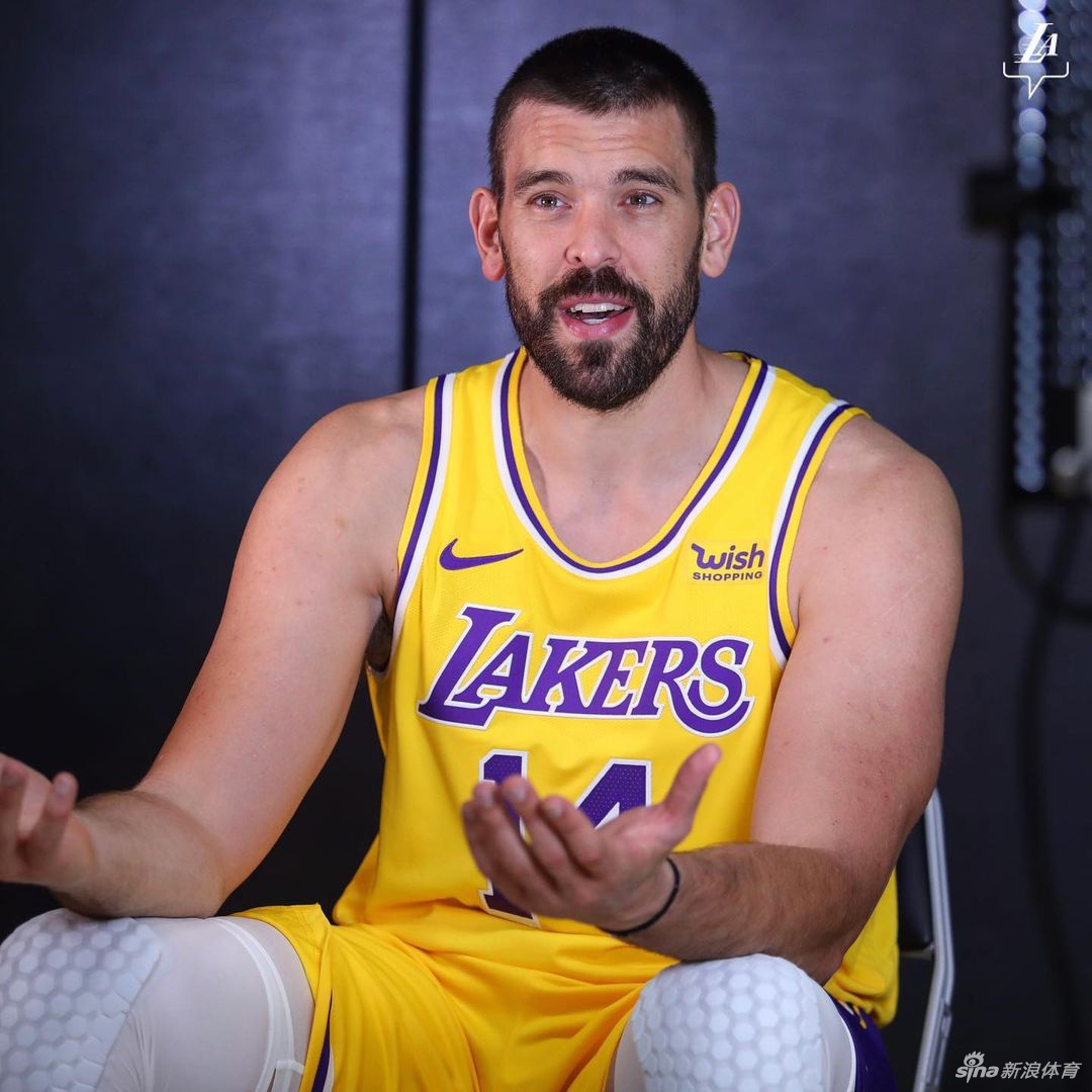 湖人队拍摄新赛季写真花絮 詹姆斯引领卫冕冠军