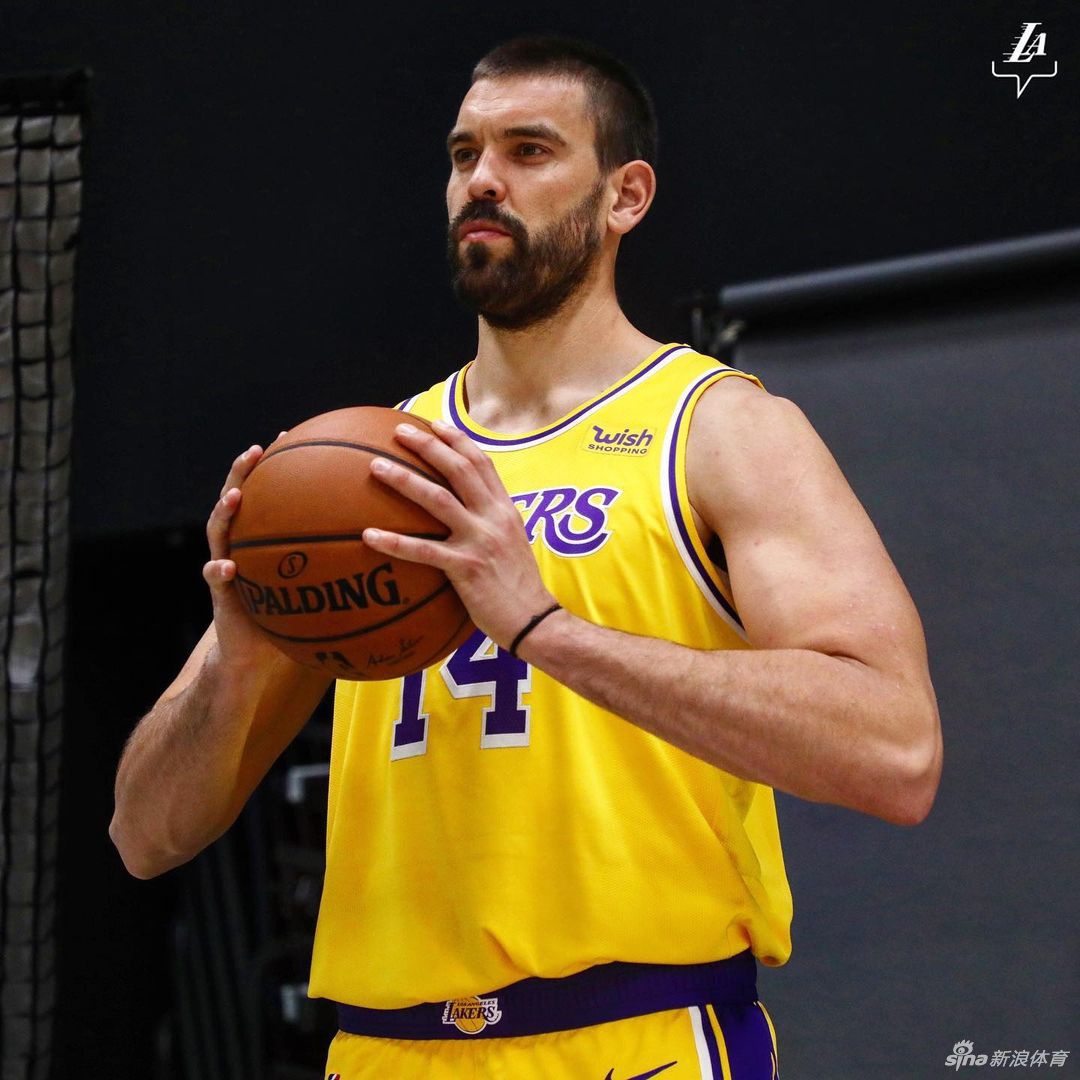 湖人队拍摄新赛季写真花絮 詹姆斯引领卫冕冠军