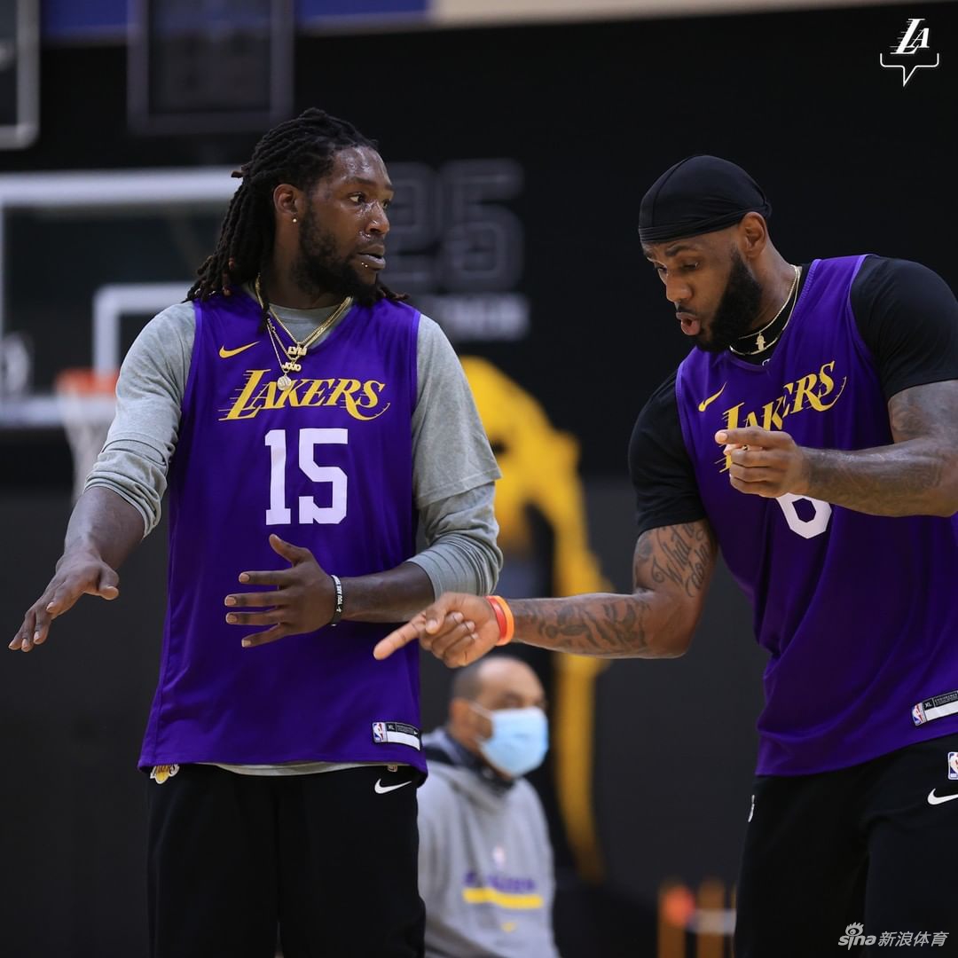 湖人队训练备战新赛季 6号詹姆斯引领新援合练