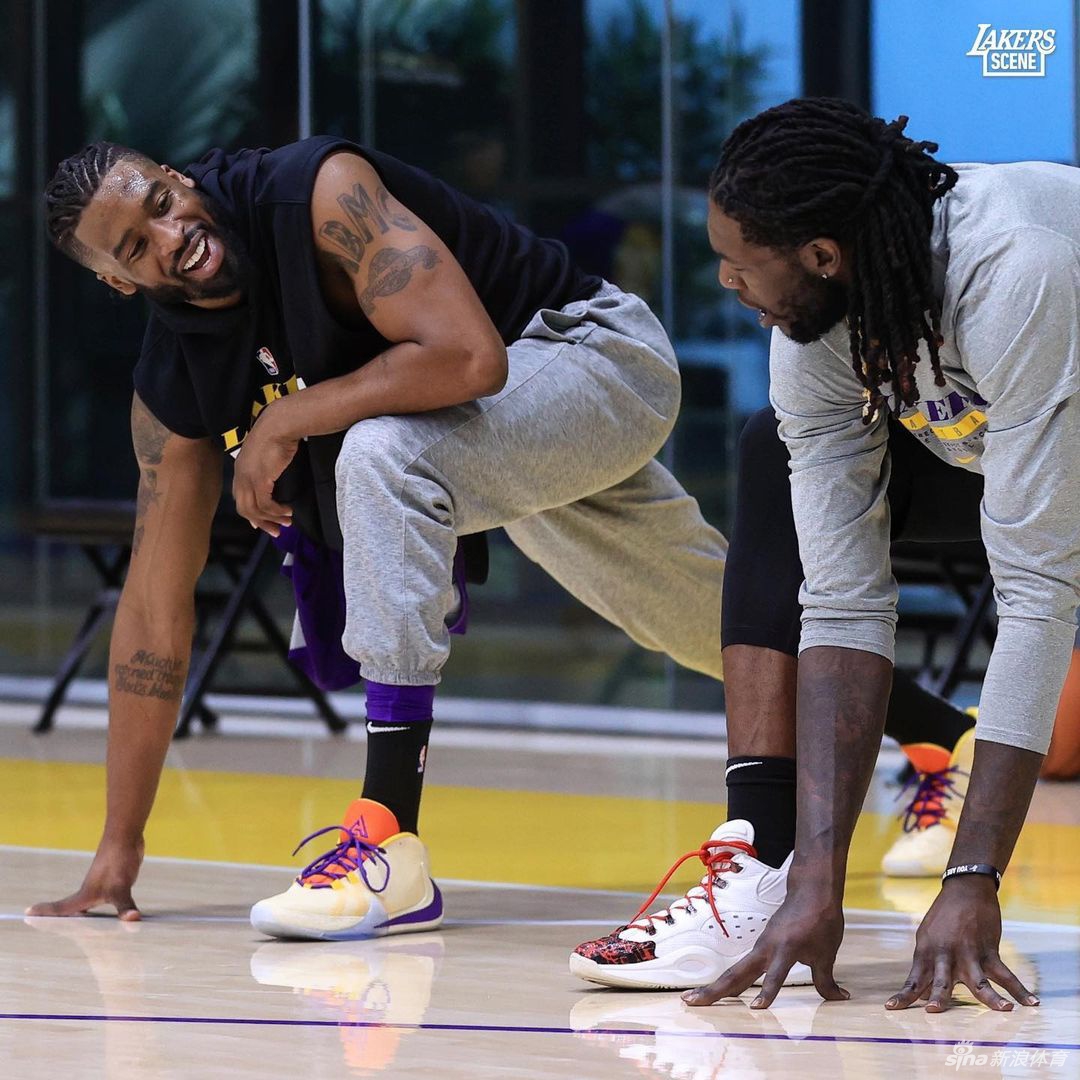 湖人队训练备战新赛季 6号詹姆斯引领新援合练
