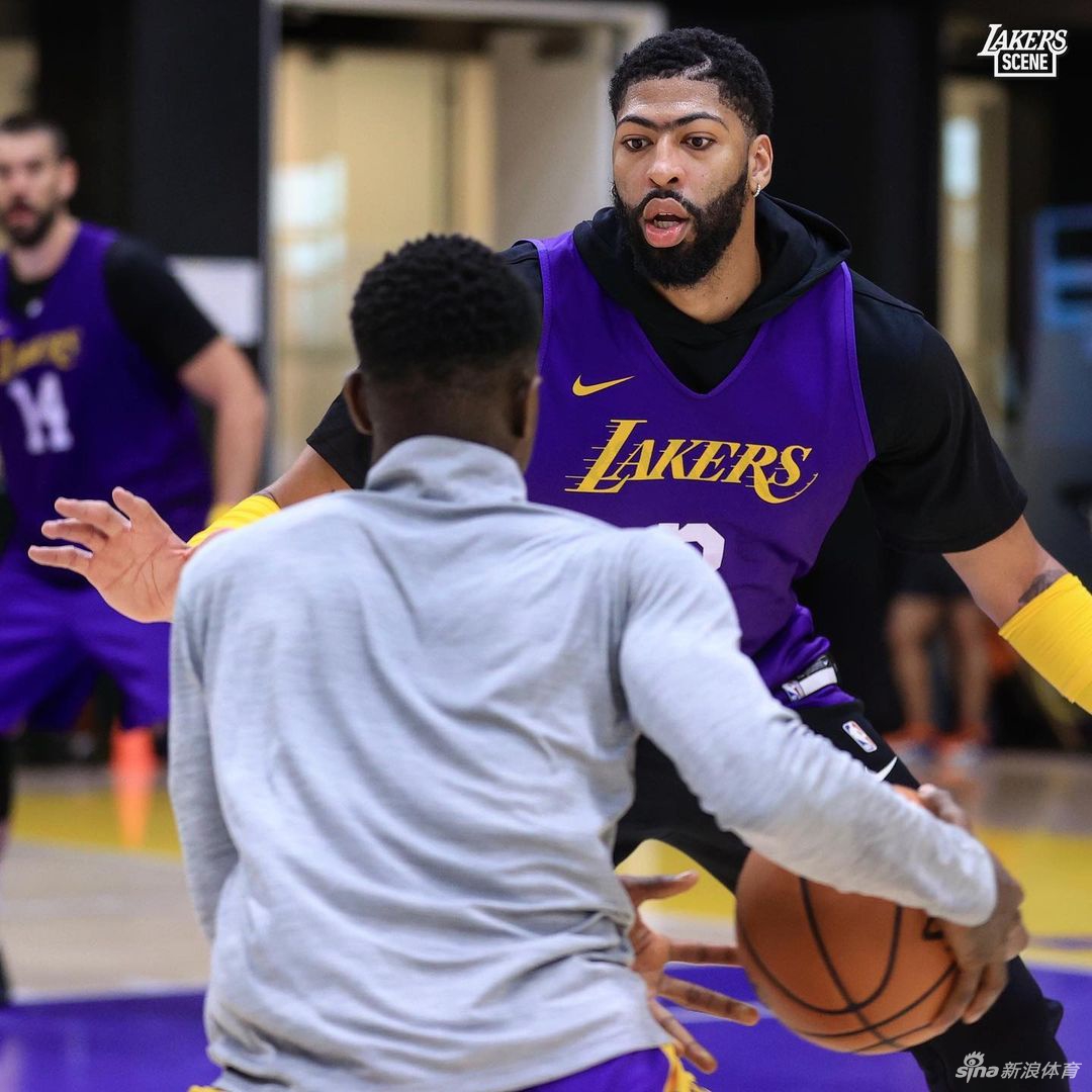 湖人队训练备战新赛季 6号詹姆斯引领新援合练