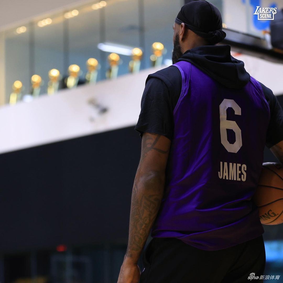 湖人队训练备战新赛季 6号詹姆斯引领新援合练