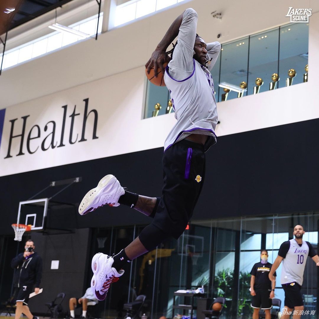 湖人队训练备战新赛季 6号詹姆斯引领新援合练