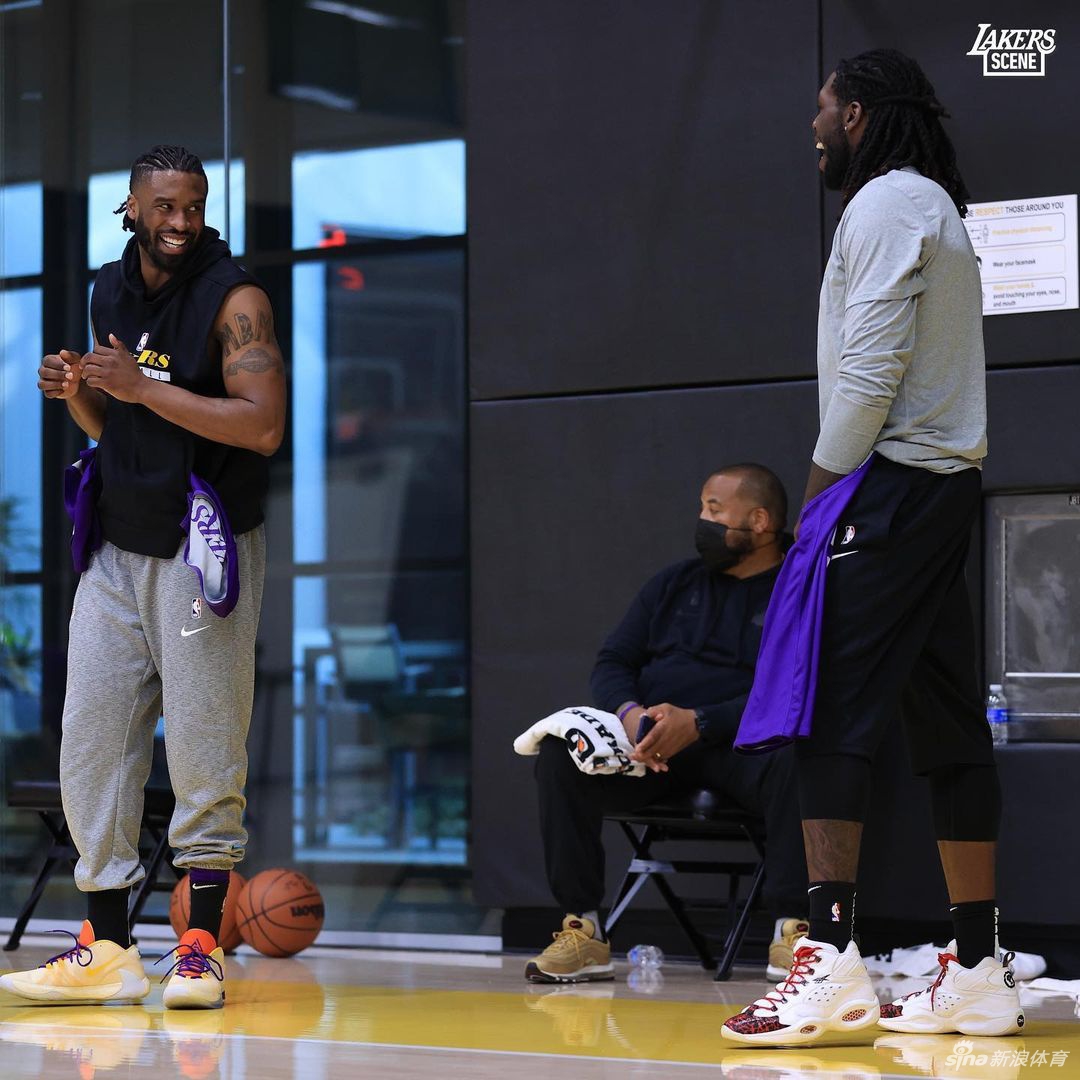 湖人队训练备战新赛季 6号詹姆斯引领新援合练