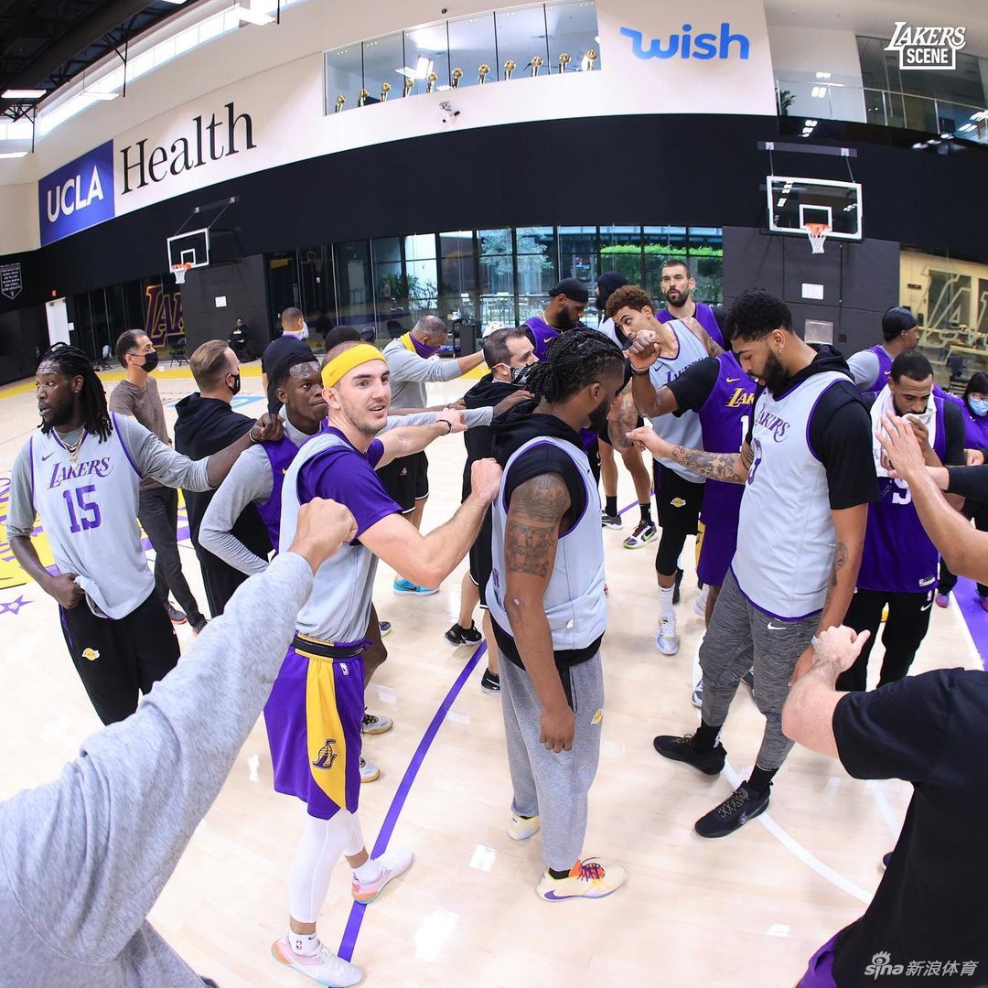 湖人队训练备战新赛季 6号詹姆斯引领新援合练