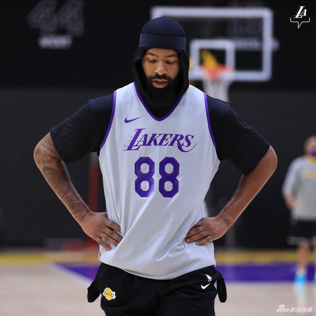 湖人队训练备战新赛季 6号詹姆斯引领新援合练