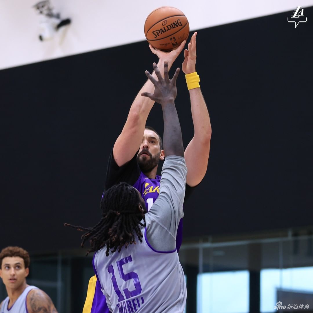 湖人队训练备战新赛季 6号詹姆斯引领新援合练