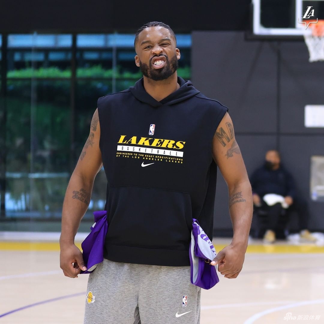 湖人队训练备战新赛季 6号詹姆斯引领新援合练