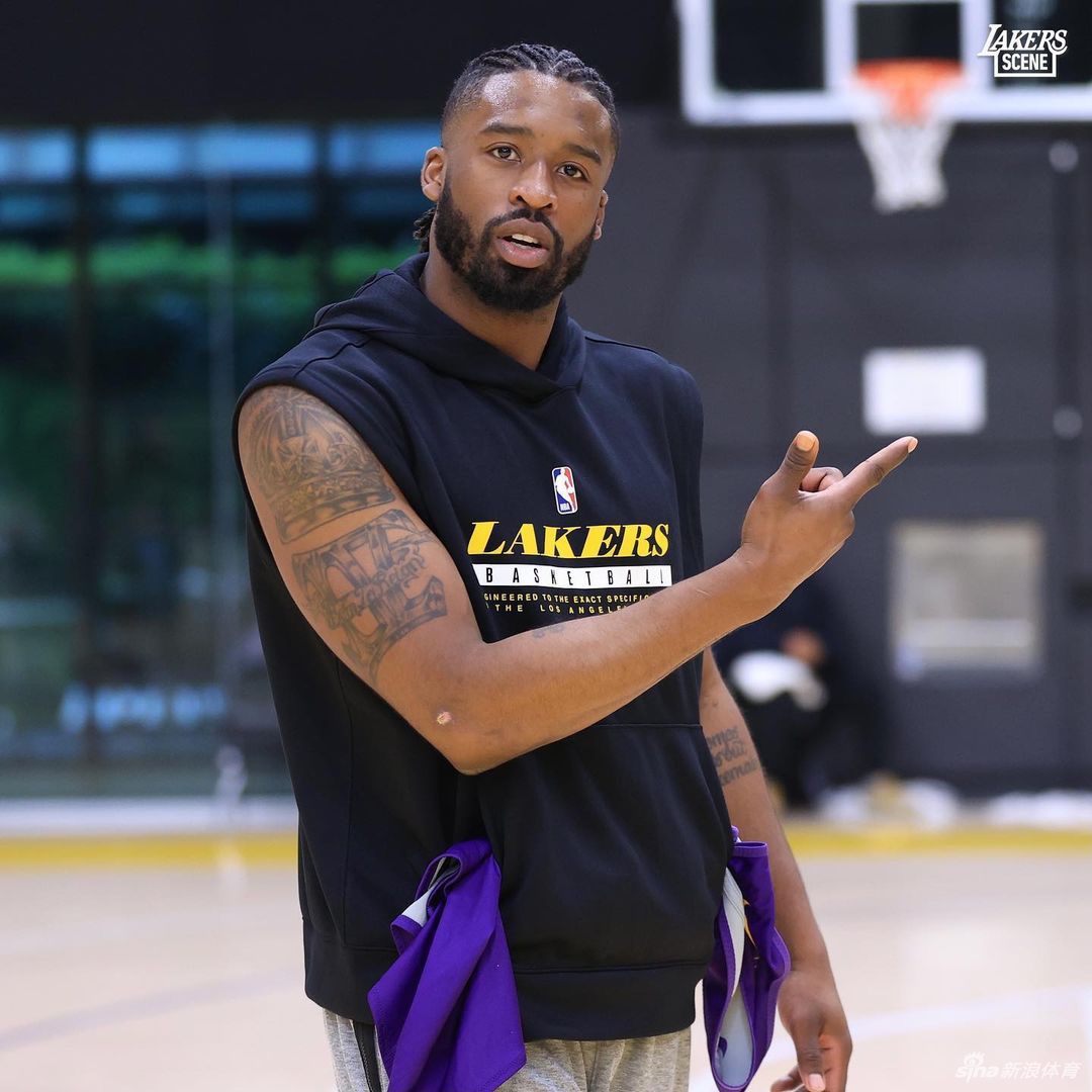 湖人队训练备战新赛季 6号詹姆斯引领新援合练