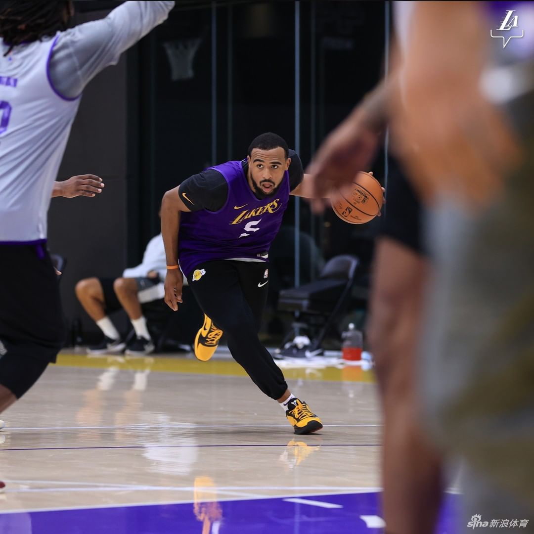 湖人队训练备战新赛季 6号詹姆斯引领新援合练