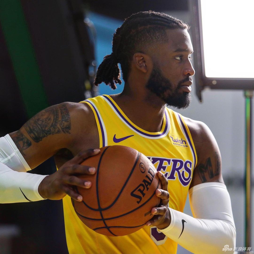 湖人队拍摄新赛季写真花絮 詹姆斯引领卫冕冠军