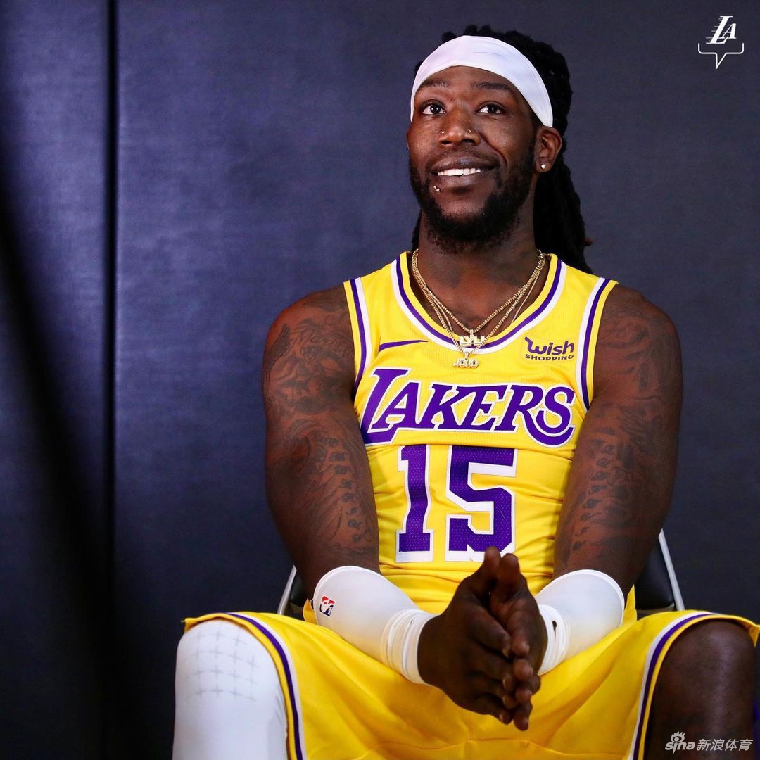 湖人队拍摄新赛季写真花絮 詹姆斯引领卫冕冠军