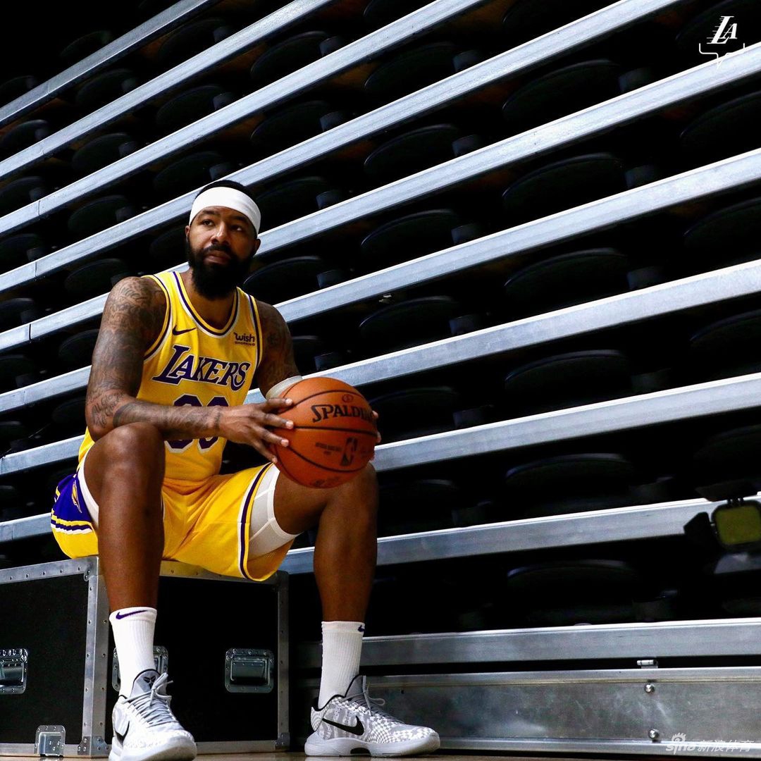 湖人队拍摄新赛季写真花絮 詹姆斯引领卫冕冠军