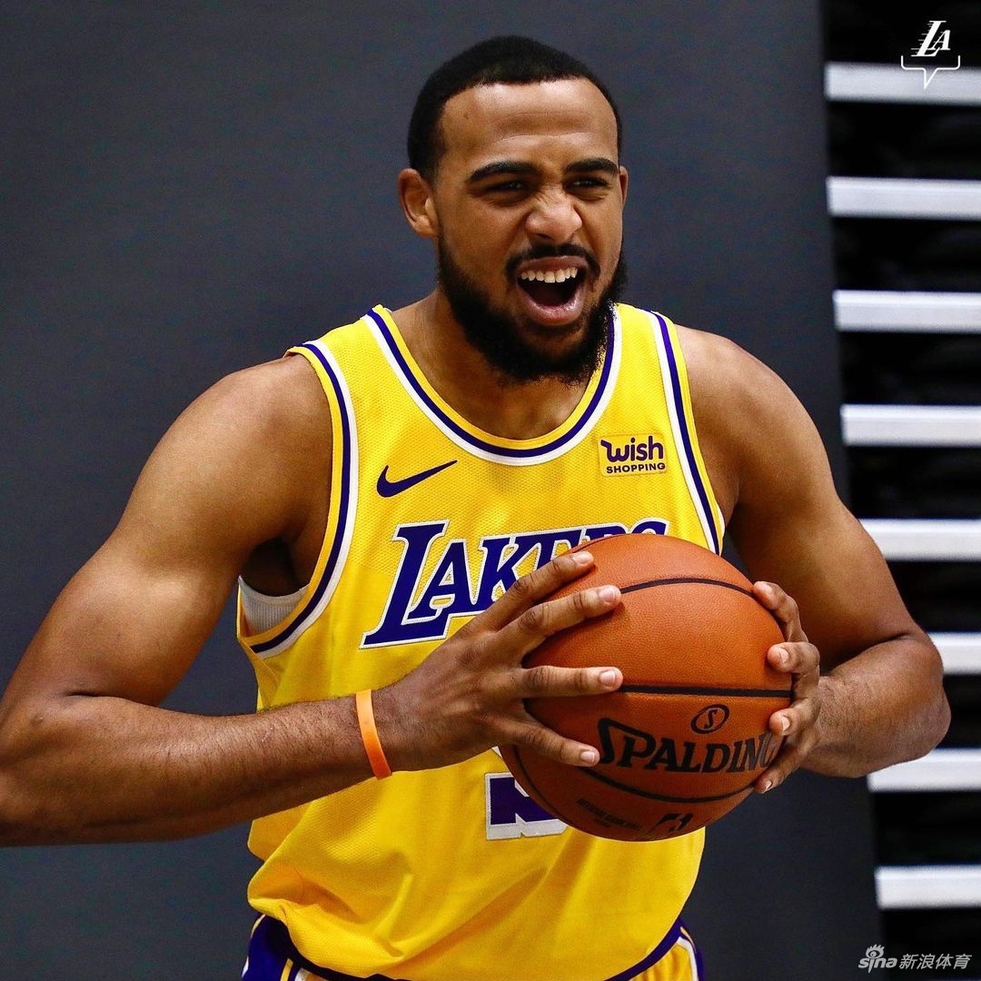 湖人队拍摄新赛季写真花絮 詹姆斯引领卫冕冠军