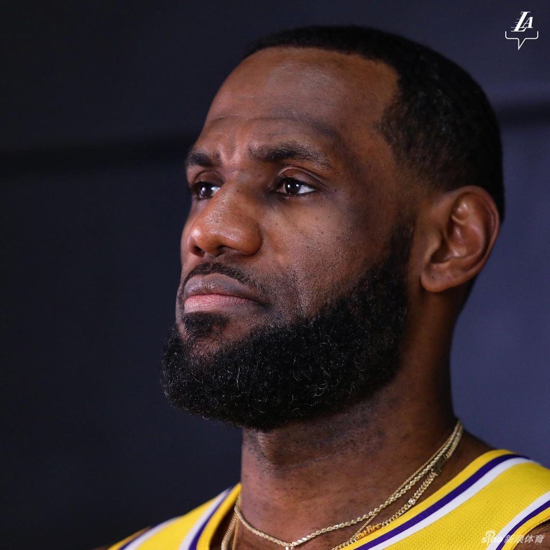 湖人队拍摄新赛季写真花絮 詹姆斯引领卫冕冠军