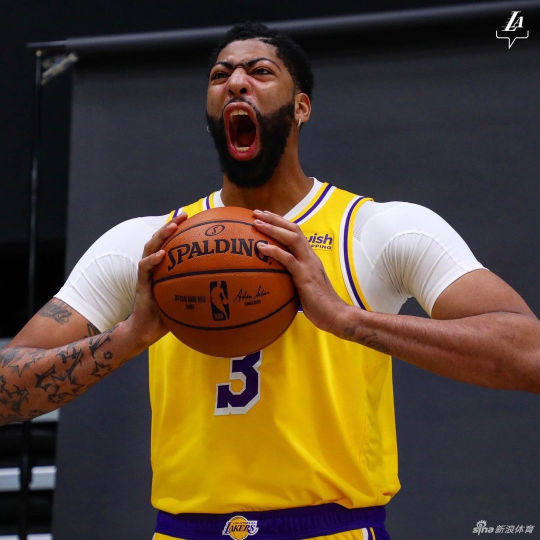 湖人队拍摄新赛季写真花絮 詹姆斯引领卫冕冠军