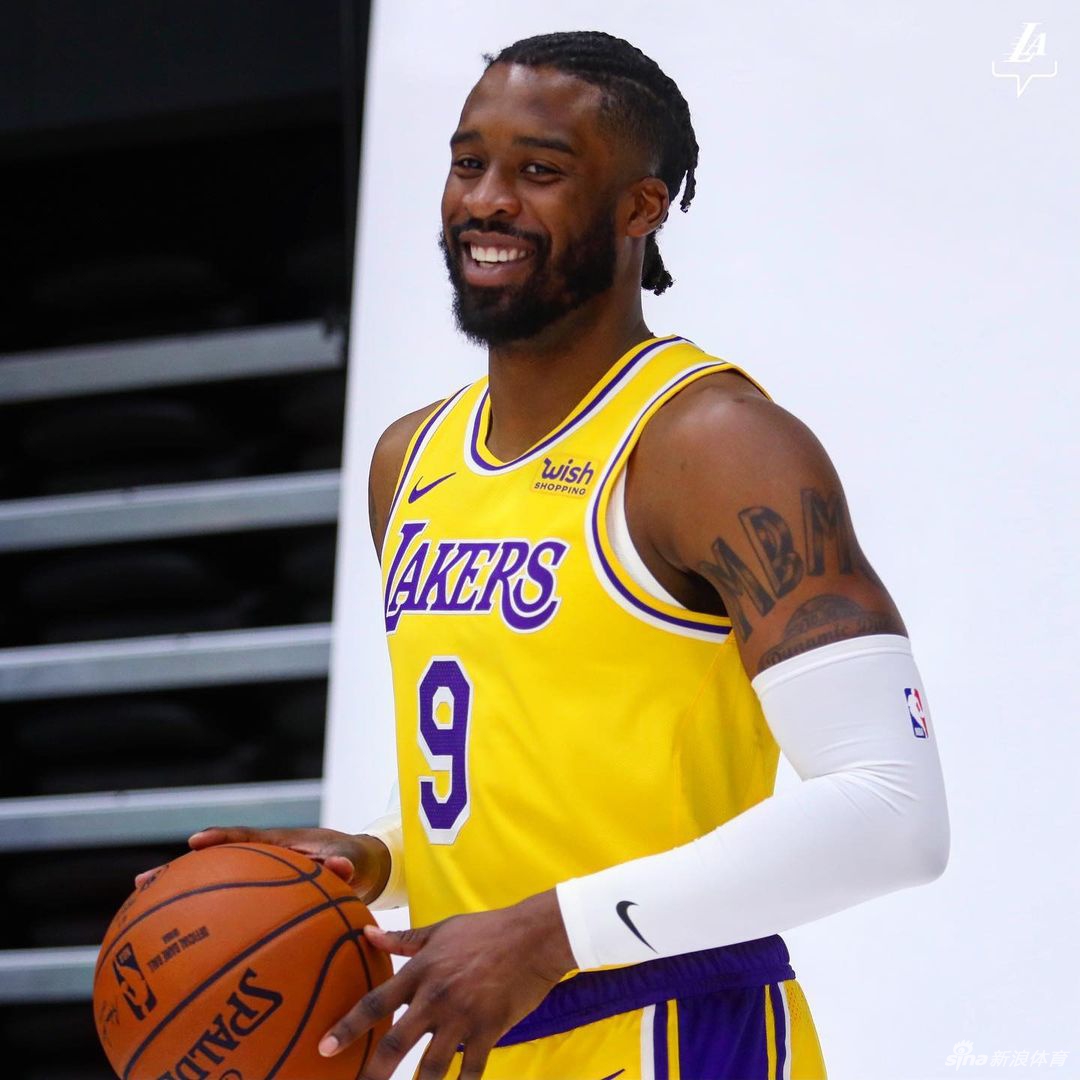 湖人队拍摄新赛季写真花絮 詹姆斯引领卫冕冠军