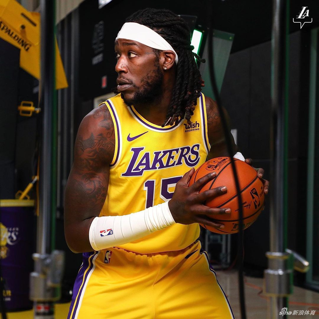 湖人队拍摄新赛季写真花絮 詹姆斯引领卫冕冠军