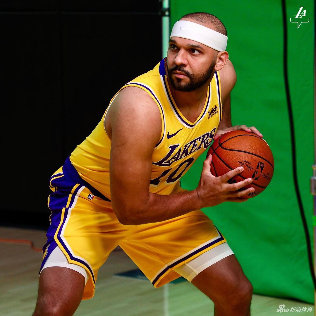 湖人队拍摄新赛季写真花絮 詹姆斯引领卫冕冠军