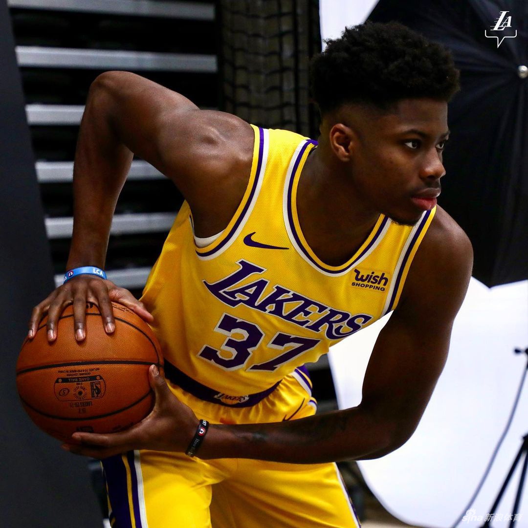 湖人队拍摄新赛季写真花絮 詹姆斯引领卫冕冠军