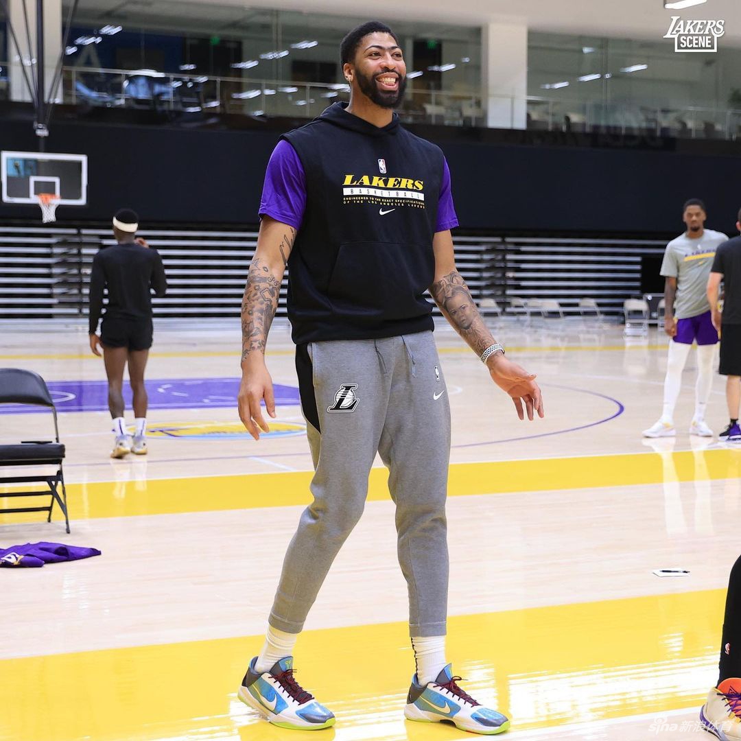 湖人进行新赛季开始前最后一练 詹姆斯笑等揭幕战