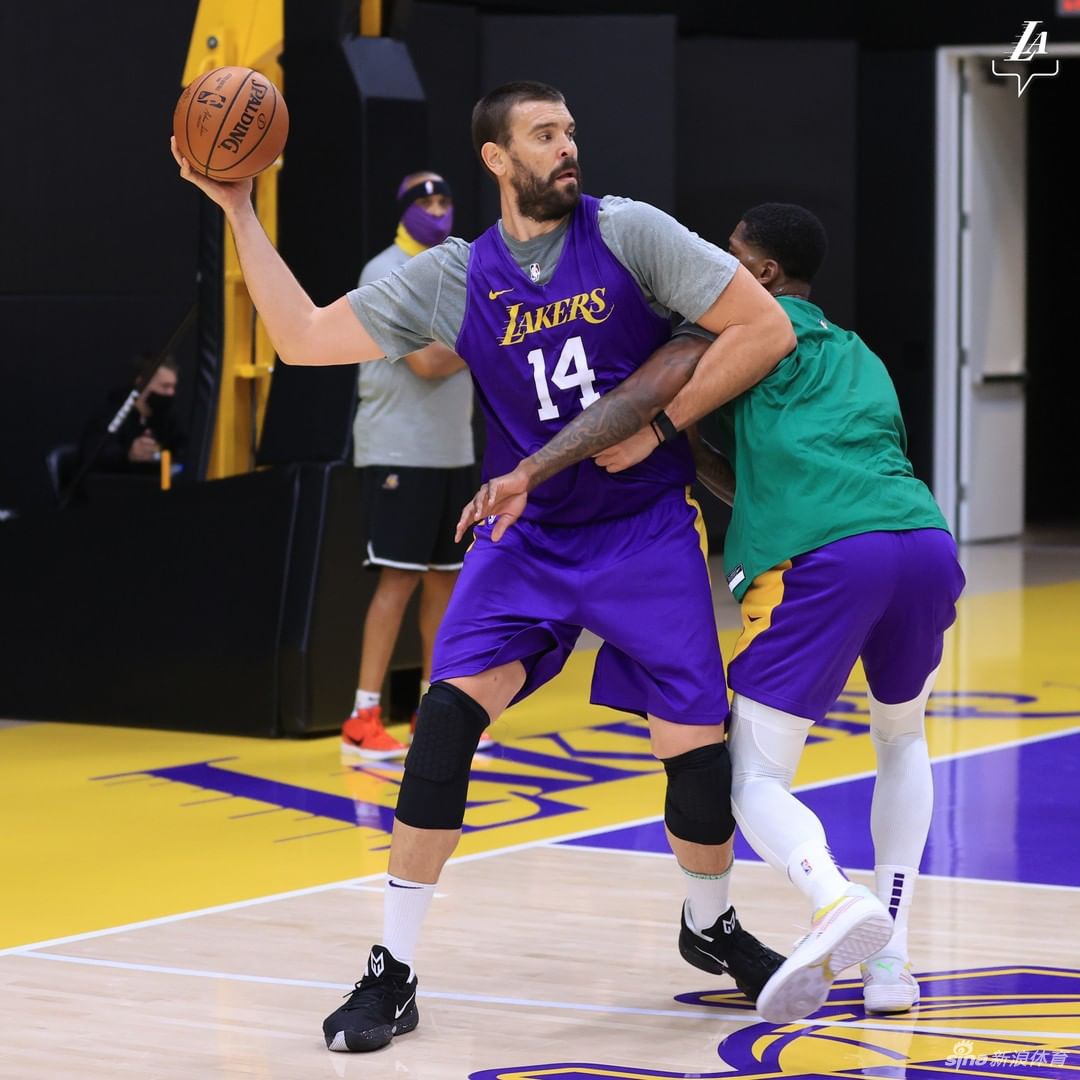 湖人进行新赛季开始前最后一练 詹姆斯笑等揭幕战