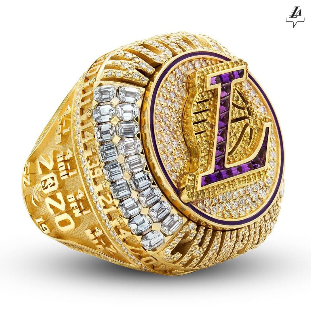 湖人总冠军戒指颁奖仪式 詹姆斯戴大钻戒笑开花