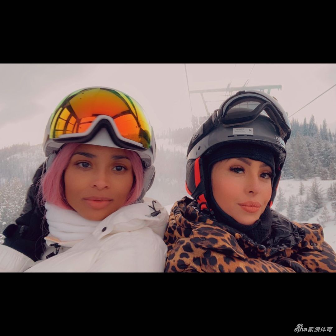 科比遗孀瓦妮莎带仨女儿拍全家福