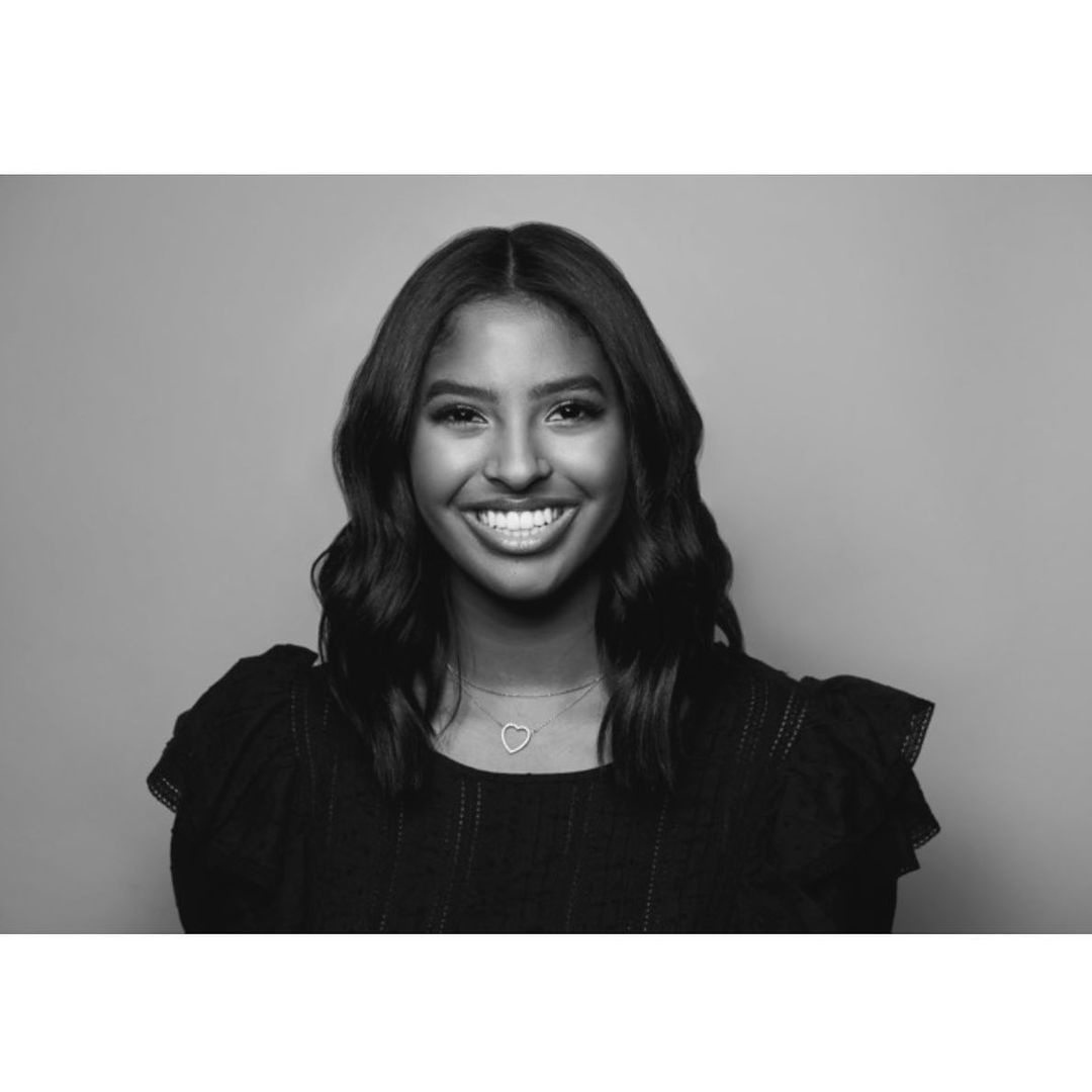 科比遗孀瓦妮莎带仨女儿拍全家福