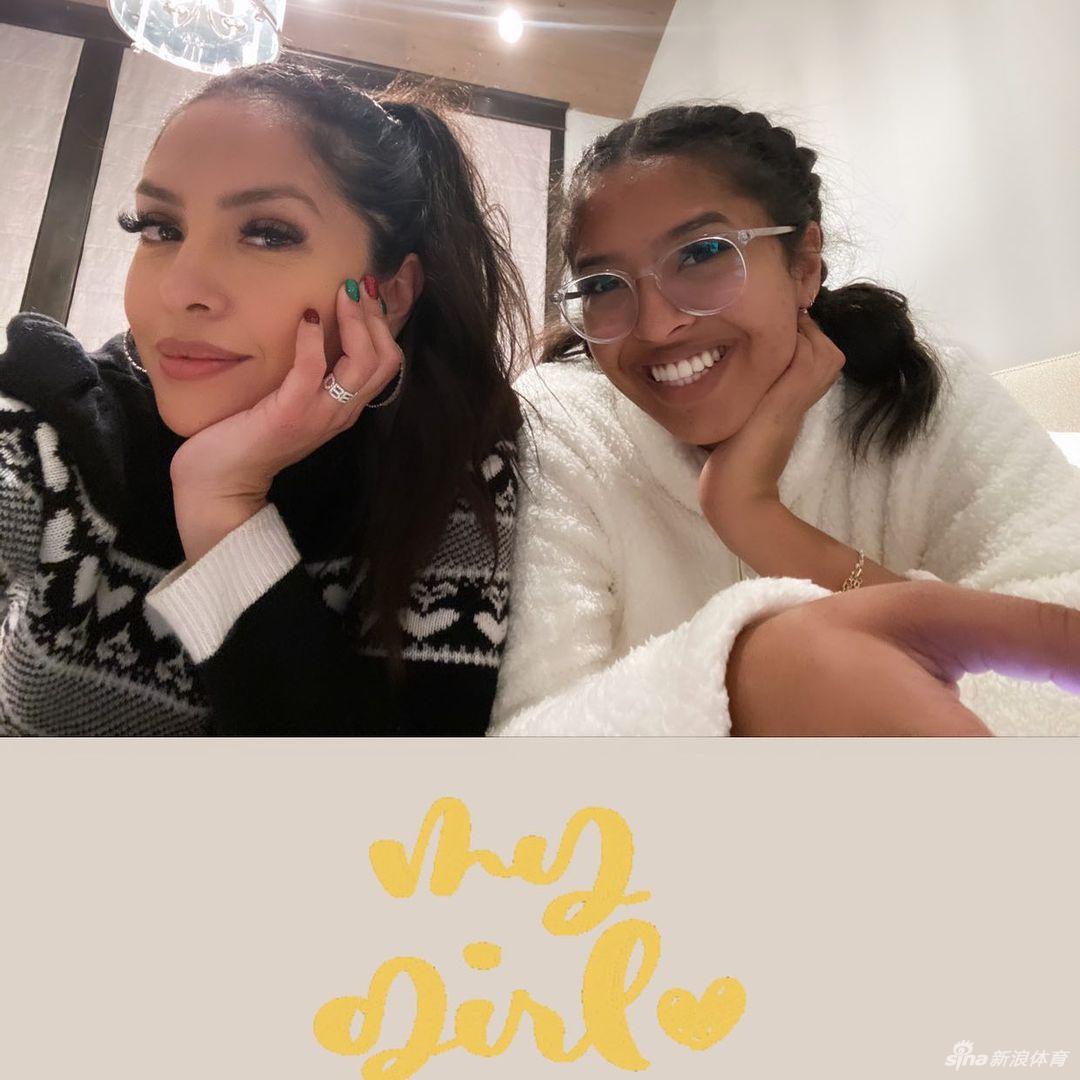 科比遗孀瓦妮莎带仨女儿拍全家福